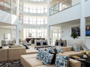 een grote woonkamer met banken en tafels bij MH Peniche in Peniche