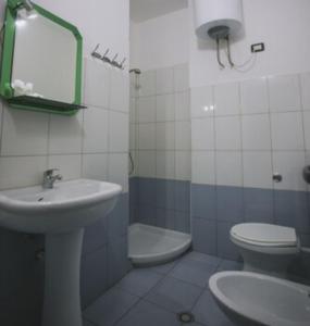 Koupelna v ubytování Hotel Mali i Robit