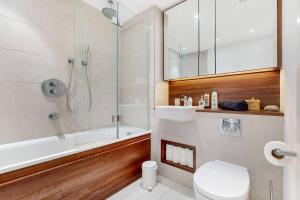 y baño con ducha, aseo y lavamanos. en 2Bed & 2Bath Flat w free parking, lift, balcony, en Londres
