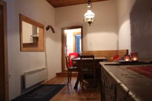 ArdezにあるChasa Campellのテーブルとダイニングルームが備わる客室です。