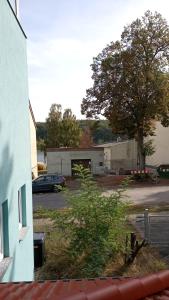 un edificio con un coche aparcado en un aparcamiento en Kalksee Haus 77A, en Woltersdorf