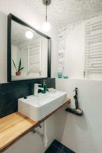 y baño con lavabo blanco y espejo. en Mighty Squirrel Apartment, en Riga