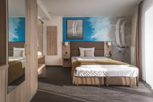 Habitación de hotel con 2 camas y pinturas en la pared en Stay! Hotel Boardinghouse en Hamburgo