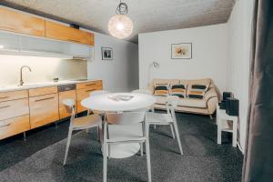 cocina y sala de estar con mesa y sillas en Mighty Squirrel Apartment, en Riga