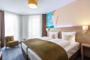 a hotel room with a bed and two lamps at Stay! Hotel Boardinghouse in Hamburg