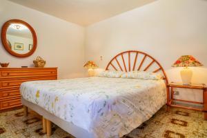 Schlafzimmer mit einem Bett, einer Kommode und einem Spiegel in der Unterkunft Casa Florio in Taormina