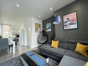 uma sala de estar com um sofá e uma sala de jantar em Modern Sea View Apartment em Margate