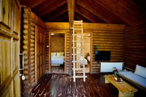 una habitación con una escalera en una cabaña de madera en Wood Hills Hotel & Resort, en Mayrūbā
