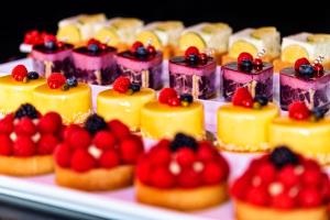 ケルンにあるCityClass Hotel Alter Marktのケーキや果物をテーブルに飾る