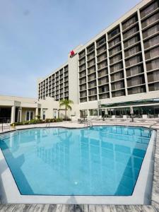 uma grande piscina em frente a um hotel em Marriott Jacksonville em Jacksonville