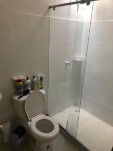 un bagno con wc e doccia in vetro di Casa grande y lujosa a Valledupar