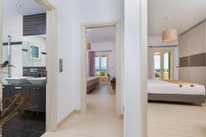 比索里瓦迪的住宿－GREEN IN BLUE RESIDENCE LOGARAS，一间卧室配有床、水槽和镜子