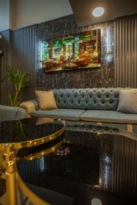 Ein Sitzbereich in der Unterkunft Liza Suit Hotel