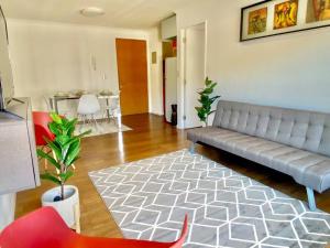 a living room with a couch and a table at Departamento Deluxe con Estacionamiento in Los Ángeles