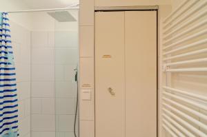 a bathroom with a shower and a shower backdoor at Ferien Bei Familie Martin in Bad Zwischenahn +16 photos