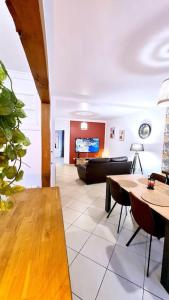 ein Wohnzimmer mit einem Sofa und einem Tisch in der Unterkunft Le corail - Centre - Gayant - Gare in Douai