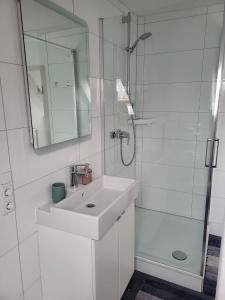 Fotografie z fotogalerie ubytování A&V Apartments Gemütliche Rheinblick Wohnung Apt Daisy v destinaci Duisburg + 10 fotografií