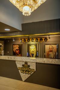 um lobby com um balcão de recepção com estátuas de pessoas em Liza Suit Hotel em Istambul