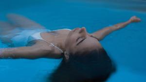 Bazén v ubytování Le Champ des Oiseaux Hôtel & Spa nebo v jeho okolí