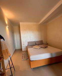 1 dormitorio con 1 cama en una habitación en Collimare Rooms & Sailing near 5 Terre, en Vezzano Ligure