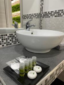 een badkamermeubel met een wastafel en een dienblad met handdoeken bij Storico17 in Catania +57 foto's