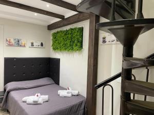 een slaapkamer met een bed met handdoeken erop bij Storico17 in Catania