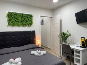 een slaapkamer met een bed, een bureau en een groene muur bij Storico17 in Catania