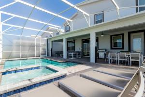 Swimmingpoolen hos eller tæt på 9332 SH - Champions Gate Unique Luxury 8BR