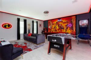 Et tv og/eller underholdning på 9332 SH - Champions Gate Unique Luxury 8BR