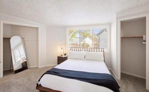 1 dormitorio con cama y ventana grande en Groovy Getaway Centrally Located en Augusta