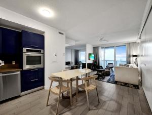 een keuken en een woonkamer met een tafel en stoelen bij WVR Vacation Residences 602 in Fort Lauderdale
