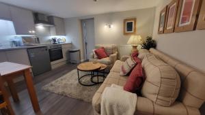 uma sala de estar com um sofá e uma mesa em The Den, 2 mins Chelt High Street, John Lewis etc em Cheltenham