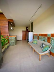 Toyapakeh的住宿－Nawasena Ocean View，带沙发和冰箱的客厅