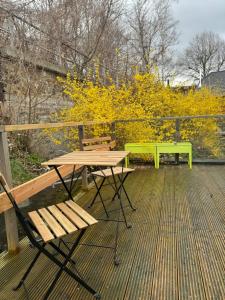 une table et des chaises sur une terrasse avec un banc dans l'établissement Ferienhaus "Jasmine" Hettstedt, à Hettstedt