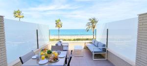 balcone con tavolo, sedie e vista sull'oceano di Apartamento Marenia by DENIA COSTA a Denia