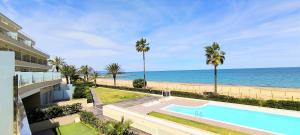 una vista sulla spiaggia dal balcone di un edificio di Apartamento Marenia by DENIA COSTA a Denia