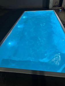 - une grande piscine bleue dans une chambre dans l'établissement Casa com ótima localização, à Foz do Iguaçu