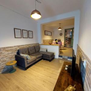 Et opholdsområde på Cozy Townhouse