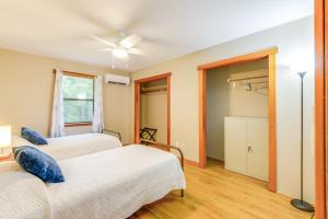 1 dormitorio con 2 camas y ventana en Lakefront Keystone Heights Cottage with Private Dock, en Keystone Heights