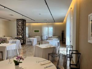 TV a/nebo společenská místnost v ubytování Pietre Nere Resort & Spa