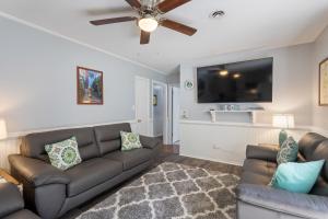 sala de estar con sofá y TV de pantalla plana en Spacious 5BR Home 10 Min Walk to Augusta Ntl Golf en Augusta