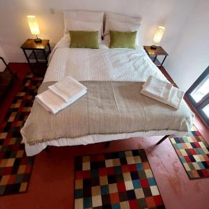 En eller flere senge i et værelse på Cozy Townhouse + 12 billeder