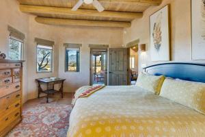 um quarto com uma cama grande e janelas em Taos Adobe Home with Mountain Views and Hot Tub! em Taos
