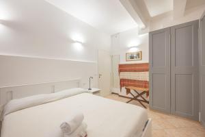 - une chambre blanche avec un lit et un placard dans l'établissement Casa Luna - vicino alla stazione dei treni, à Venise
