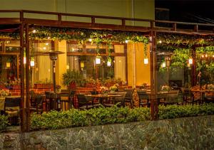 um restaurante com mesas, cadeiras e luzes em Quindeloma Art Hotel & Gallery em Riobamba