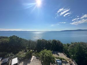 vista su un grande bacino d'acqua di APARTMANI KRAJ a Mošćenička Draga