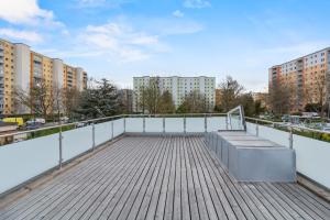 een balkon met een bank op een dak met gebouwen bij Villa Jäger mit Pool in Wien in Wenen