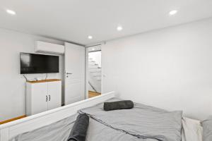 A bed or beds in a room at Villa Jäger mit Pool in Wien