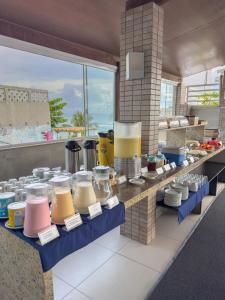 un buffet de comida en una barra en una cocina en Pipas Bay, en Pipa