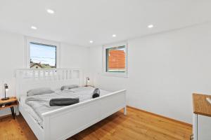 A bed or beds in a room at Villa Jäger mit Pool in Wien